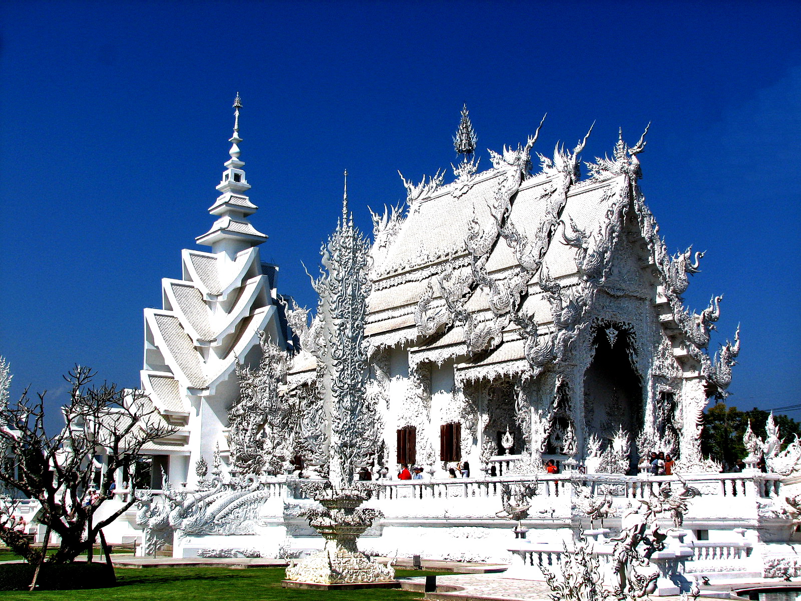 White temple chiang rai