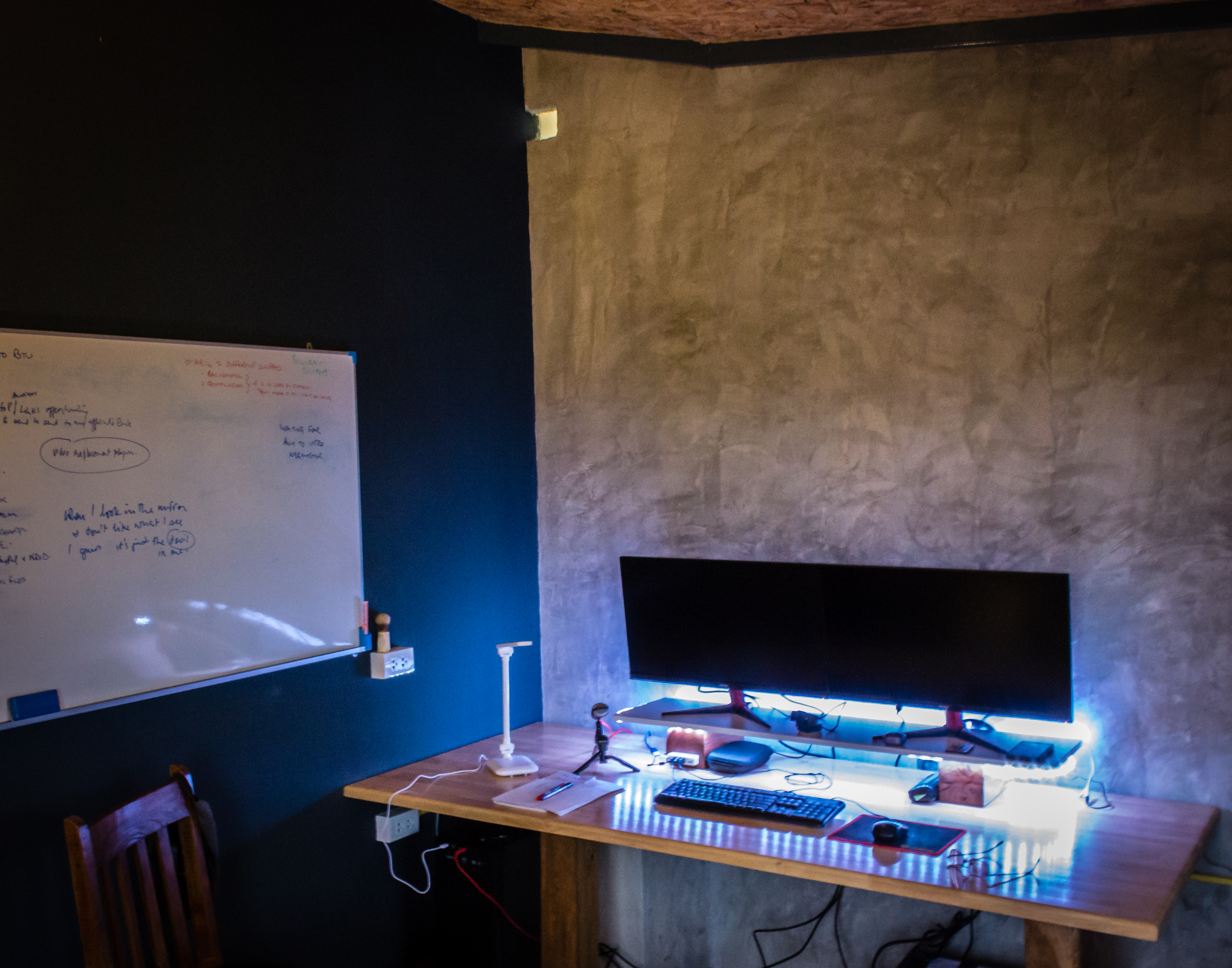 Creative-writing-space-desk-2 monitors-whiteboard