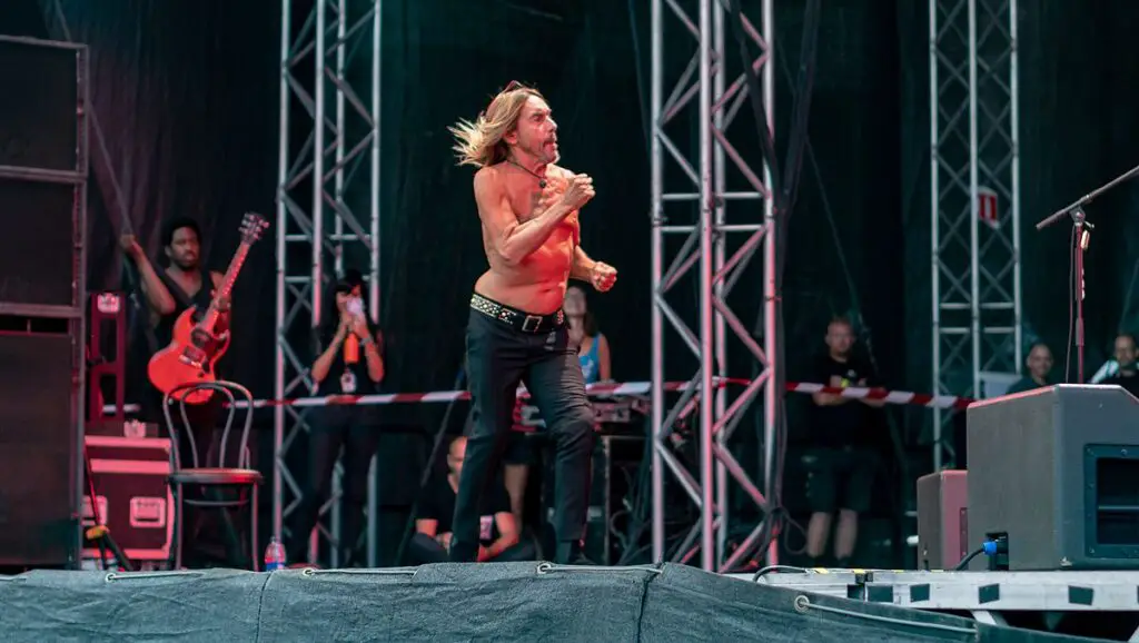 Iggy Pop running across stage