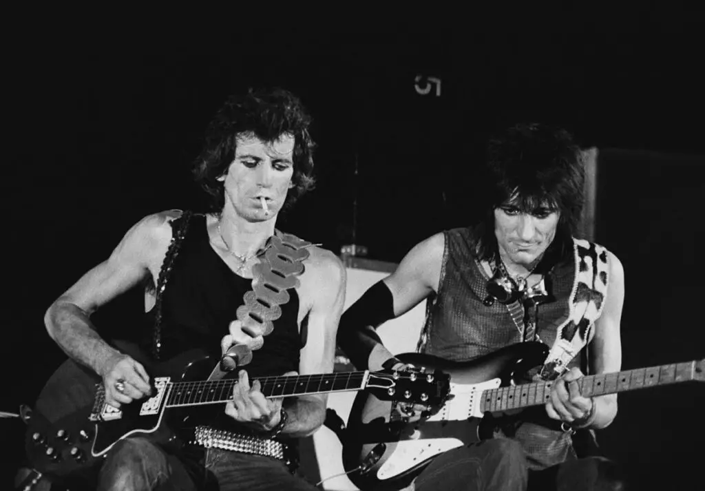 Keuth Richards and Ronnie Wood playing on stage