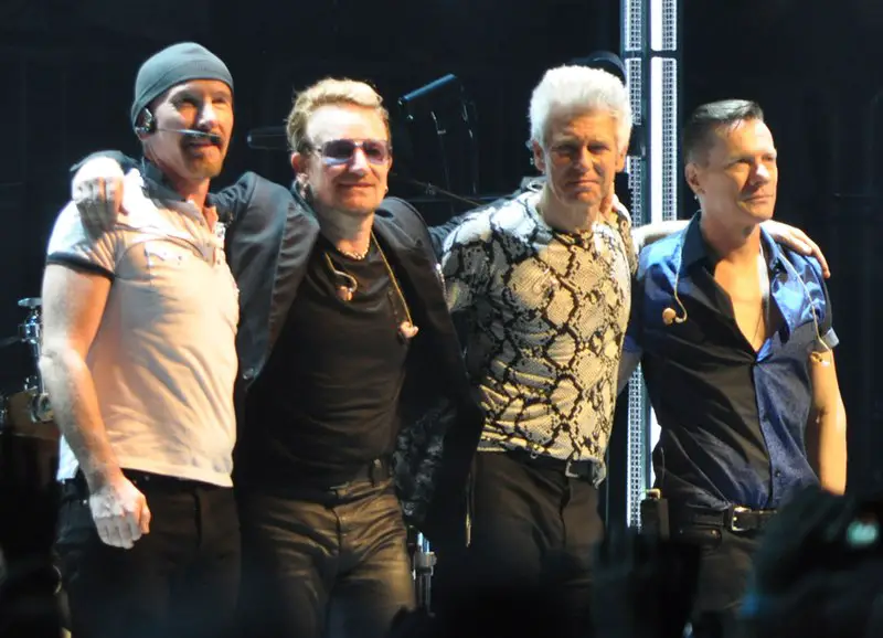 U2 taking applause