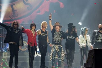 Guns and Roses taking applause