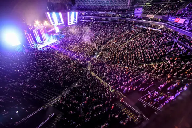 Aerial view of crowd and stage at Essence Festivak - https://commons.wikimedia.org/wiki/File:Configuracion_270_3.jpg