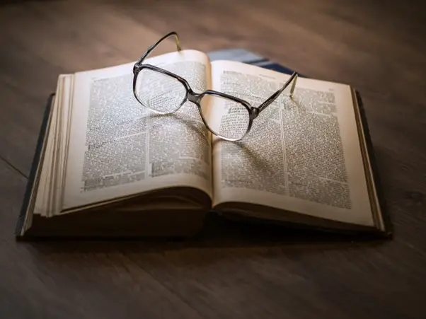 picture of an open book with reading glasses, depicting structure