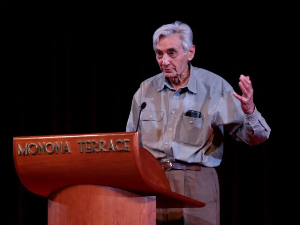Howard Zinn at lectern" by Jim from Stevens Point, WI, USA 