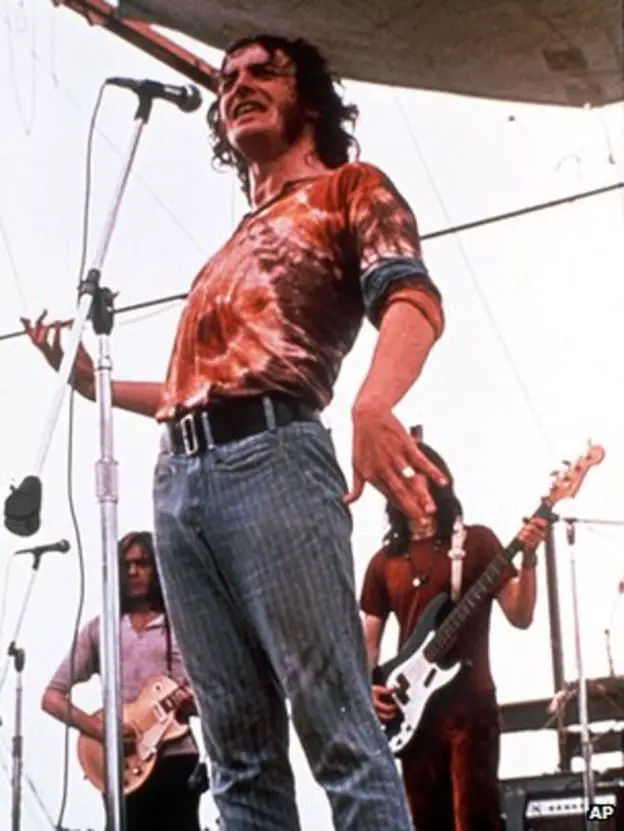 Joe Cocker on stage at Woodstock '69 -https://www.bbc.com/news/entertainment-arts-30579568=