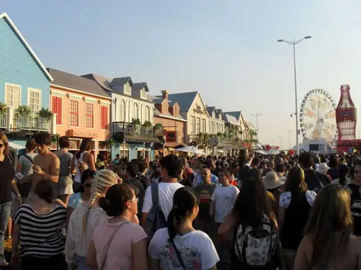 Crowd walking down a street in Rio - https://commons.wikimedia.org/wiki/File:Rock_Street_Rock_in_Rio_4.JPG