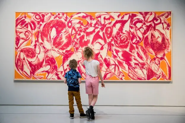 Two children looking at an abstract painting - Image source: https://www.nytimes.com/2019/08/19/arts/lee-krasner-barbican-schirn-kunsthalle.html