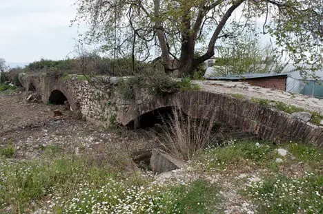 Roman bridge a few miles further down the road from Limyra. Author: Dosseman / https://commons.wikimedia.org/wiki/File:Limyra_Roman_Bridge_5221.jpg