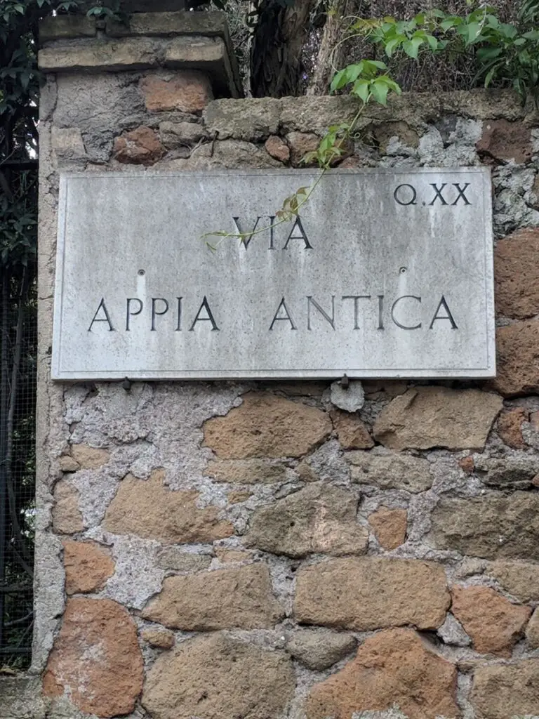 Engraved stone plaque on wall - Photo: Tyler Bell/WikiCommons. Via Appia Antica