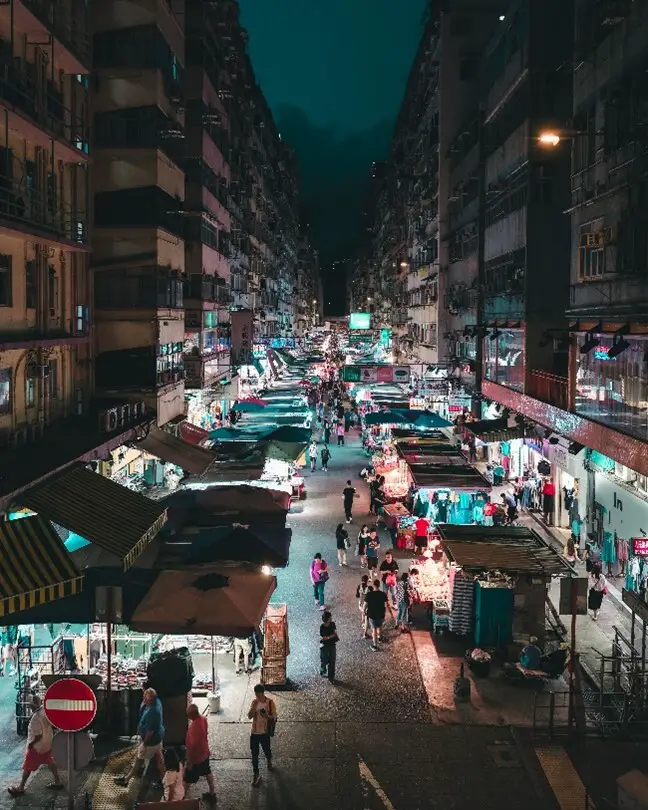 Photo: Airam Dato-on/Unsplash. Crowded street in Hong Kong.