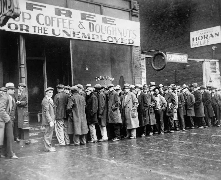 Photo: National archives at College Park/Wiki Commons. “Unemployed men queued outside a Depression soup kitchen opened in Chicago by Al Capone”. 1931.